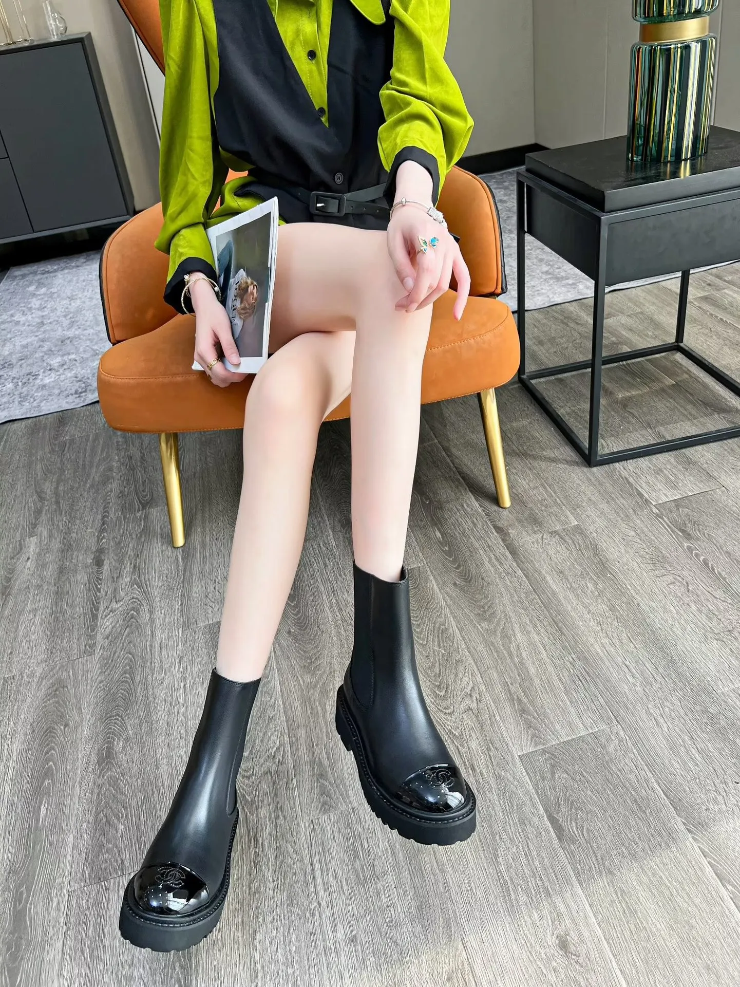 👟👟Ex-factory price 560👟👟 Autumn and winter new Chanel Chanel ankle boots original model opening✅ Elastic design on both sides, super easy to put on and take off, toe logo electric embroidery Fabric: cowhide🐂 Lining/foot pad: cowhide Foam outsole Color: black Code number: 34-41 (34, 41 need to be customized) Packing: cloth bag card